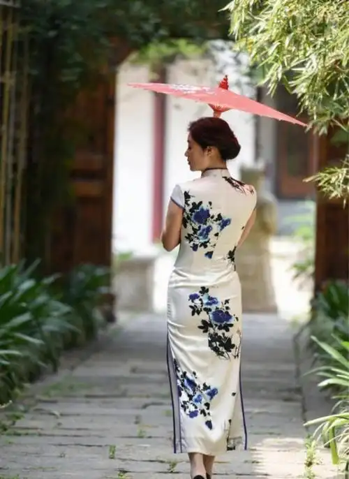 撑一柄油纸伞一裹着青花旗袍的婀娜女子青石上古巷里小桥流水的江南