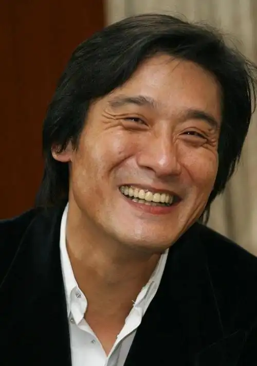 回顾演员梁家辉我这辈子最正确的决定就是娶了一个平凡的妻子