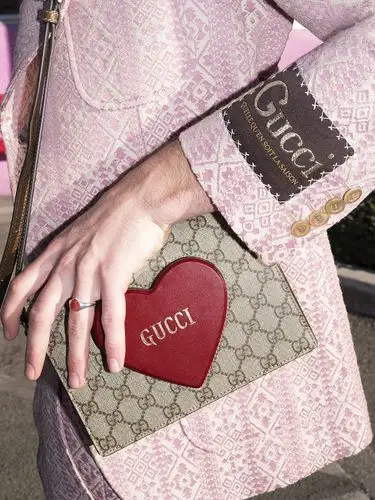 新包| gucci 上架情人节限定系列手袋和配饰:红色爱心元素