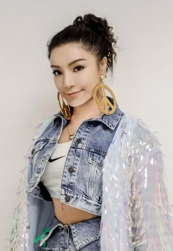 江映蓉穿彩带外套上台搭配牛仔套装又酷又美超大耳环抢镜