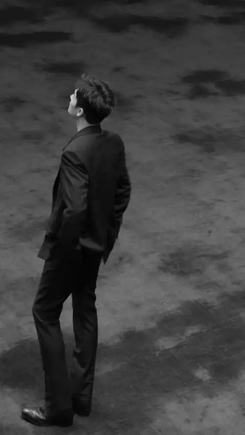 杨洋背影图#请用一句话形容杨洋的背影?