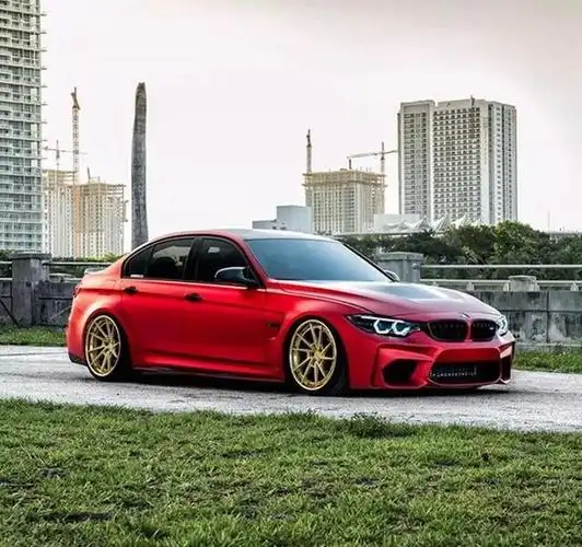 宝马m3改装车:混搭全碳纤维m2款包围,哑光红的颜色骚爆了!