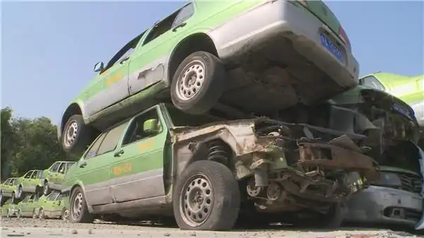 成都426辆仿冒出租车集中报废处置 市民发现可打12328举报