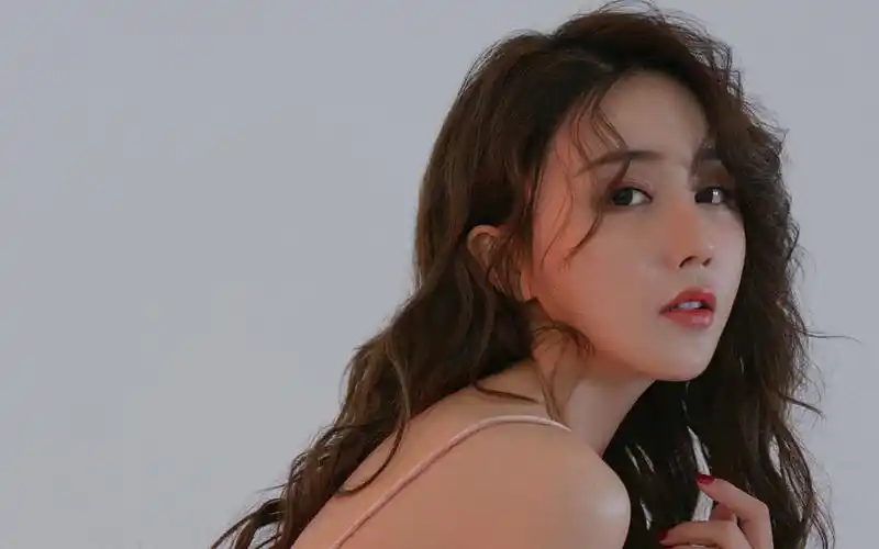 高冷美女御姐写真高清桌面壁纸