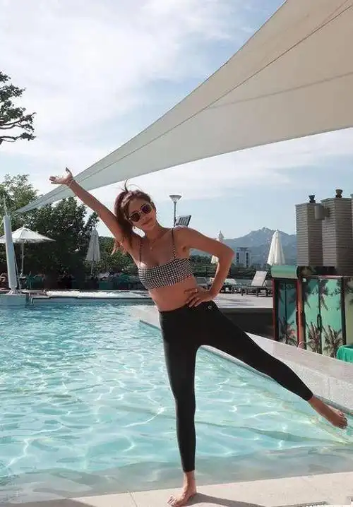 韩国女艺人金俊熙sns发照秀完美身材