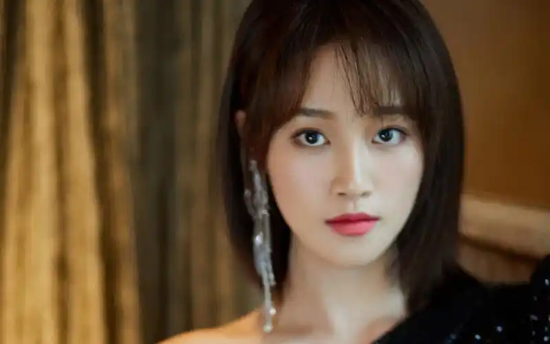 蓝盈莹性感干练高清桌面壁纸