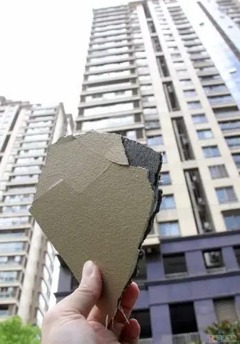 小区外墙脱落台风影响还是装修不当?该谁负责引争议