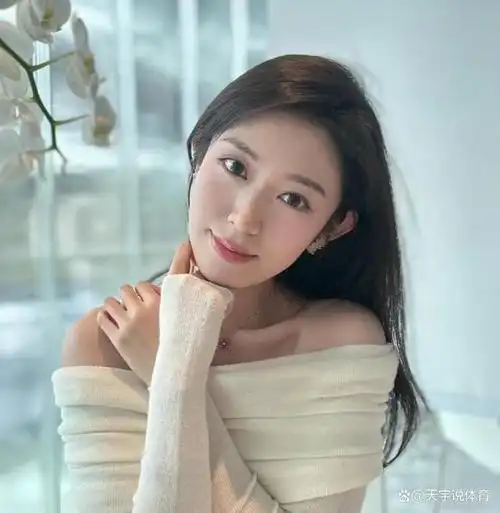 张镇麟女友晒庆生照!微露香肩美艳动人,与男友长期异地感情深厚