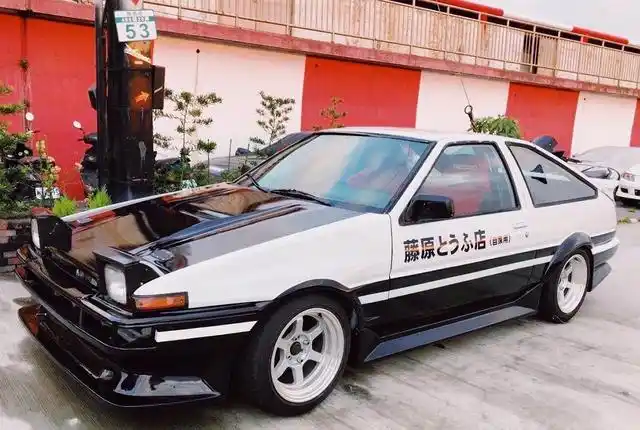 周杰伦把藤原拓海的ae86送给了王俊凯,小凯成了另一个秋名山车神