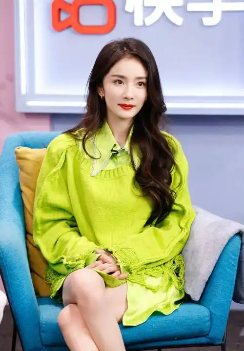 杨幂的"杭州小山"太美了,中国风的穿搭比例匀称, "大幂幂"实至名归