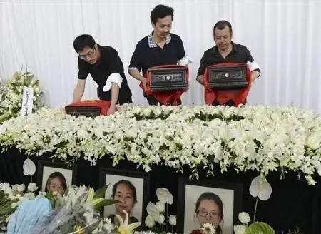 2013年8月1日,刘易芃,王琳佳,叶梦圆的父亲(从左到右)在追思仪式上抱