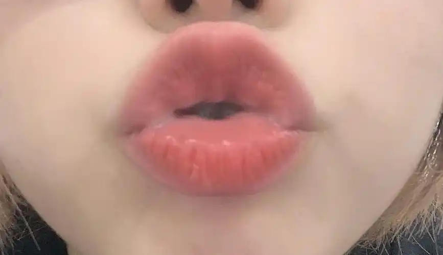 女朋友可爱的嘟嘟嘴