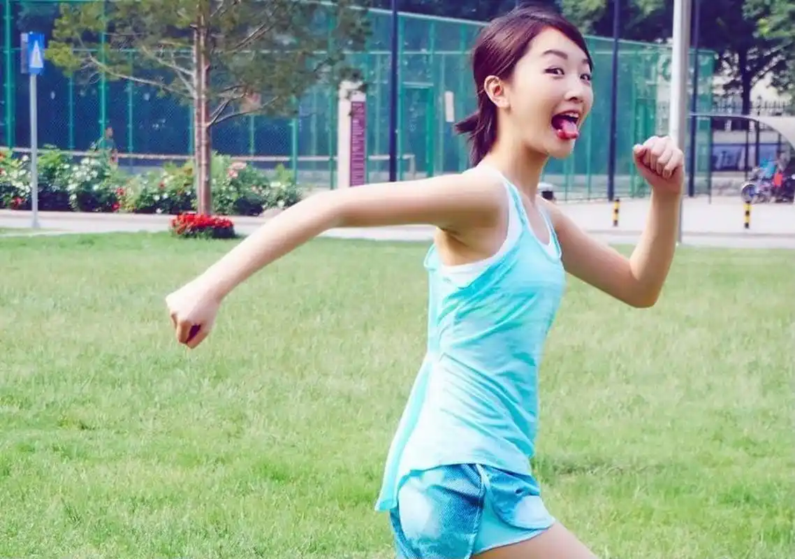 年轻的时候可爱伶俐的小黄鸭周冬雨.