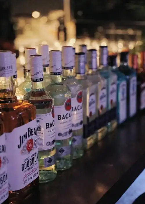 你身边的神仙酒吧 干杯吧,沉闷的日子总