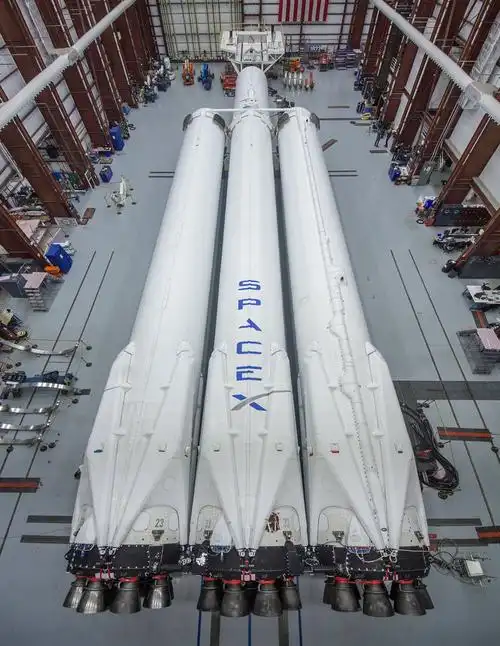 spacex成功发射猎鹰重型火箭 falcon heavy