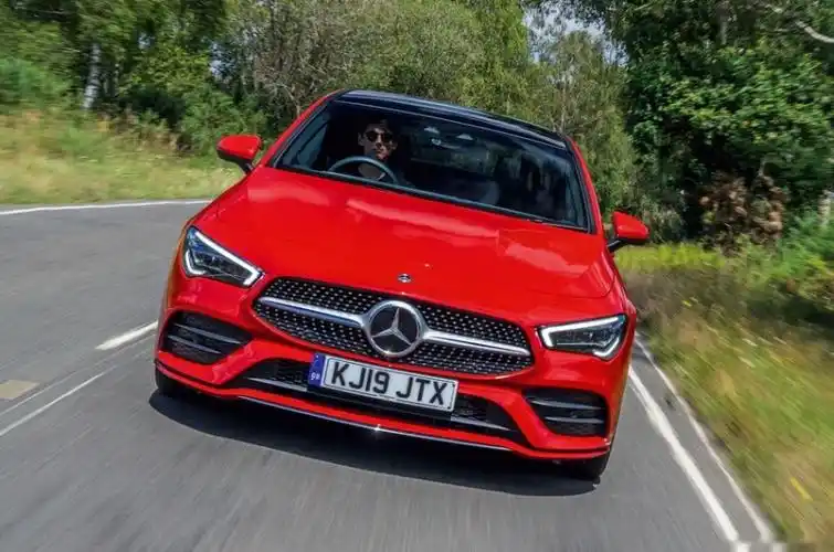 全新奔驰cla海外实车红色的运动感