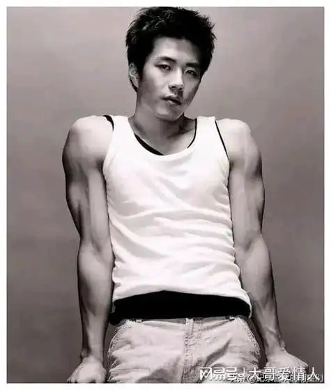 韩国男演员权相佑魅力男神帅气迷人十足行走的荷尔蒙男人味十足!