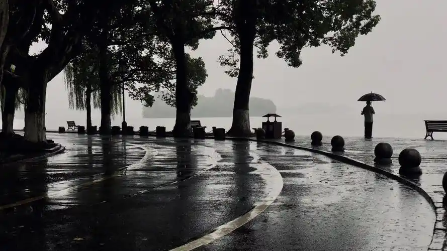 一直下雨的西湖