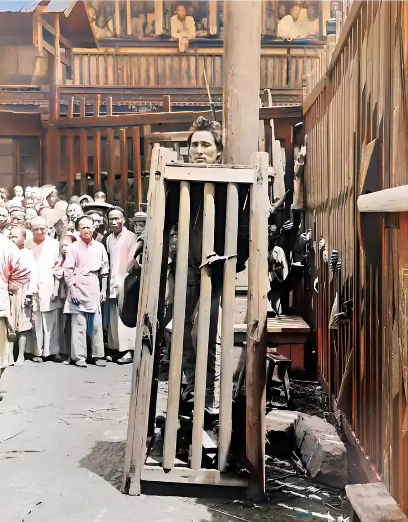 1904年,一个犯人被关在监狱的笼子里游街示众,他背上有六条人命,这是