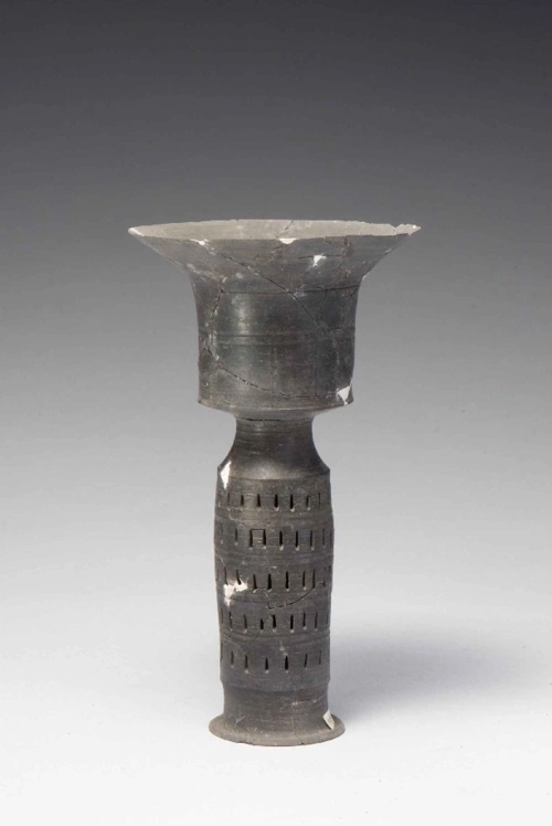 首页 典藏精品 陶器 正文名称:新石器时代龙山文化泥质黑陶蛋壳镂孔高