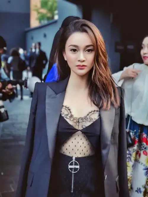 组图陈昱霖亮相米兰时装周率性妩媚气场全开