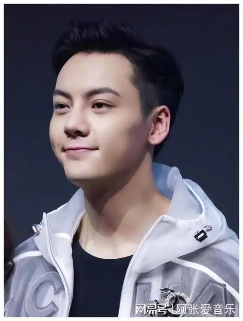 陈伟霆换了新发型,留背头的他突然发现不帅了,颜值下降