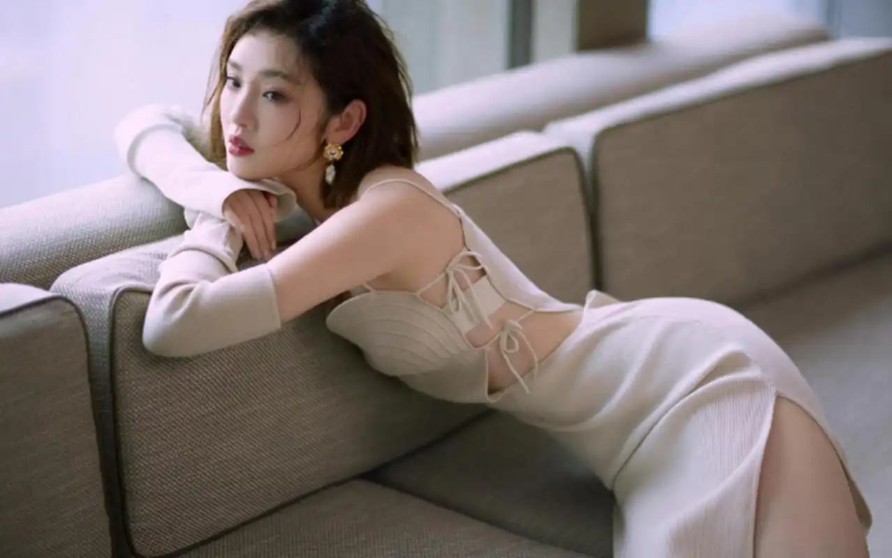 85后小花唐艺昕全新活动造型释出,齐肩短发干净利落,明眸红唇精致细腻