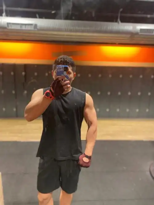 健身日常打卡肌肉男不被社会接受