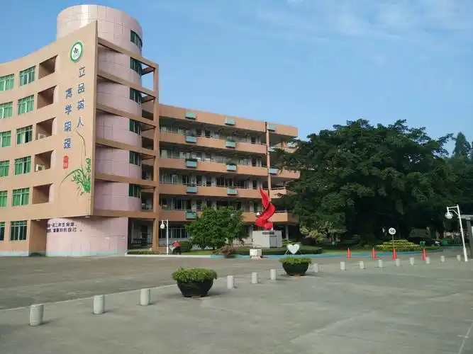 今天下午,带着一份好心情,跟随着洁白的云朵一起走进了小塘中学小学部