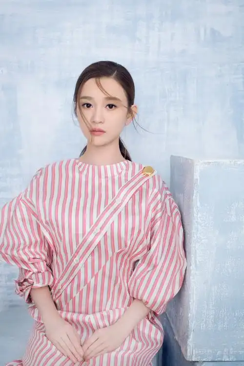 陈昱霖清新粉系写真眼眸灵动展甜萌少女力