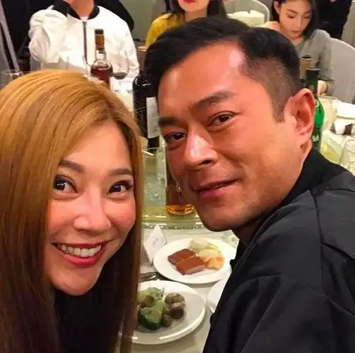 傅明宪在ins上还晒了跟古天乐的合影↓黄百鸣旁边的袁洁莹很好认,但他