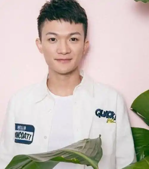 周深考完大学后,按照家人的期望,前往乌克兰学医.