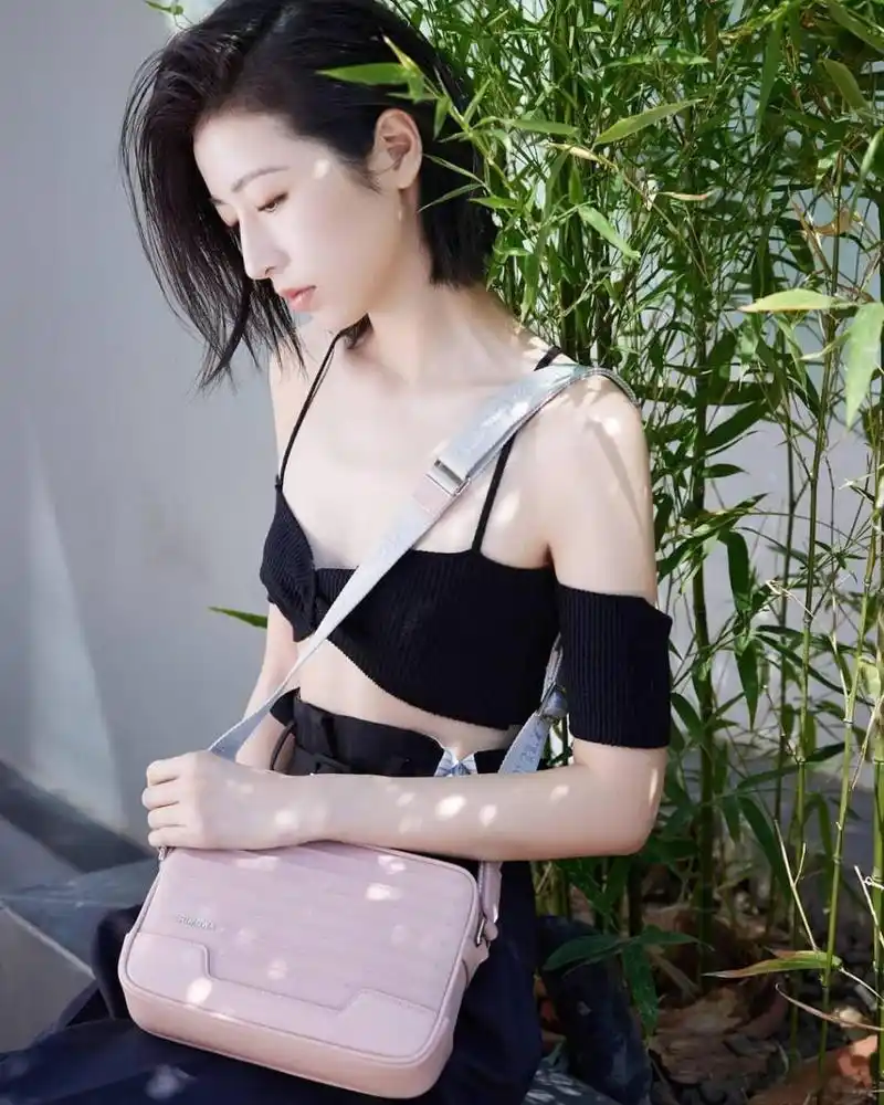 周雨彤# 短发又酷又飒,美爆了!