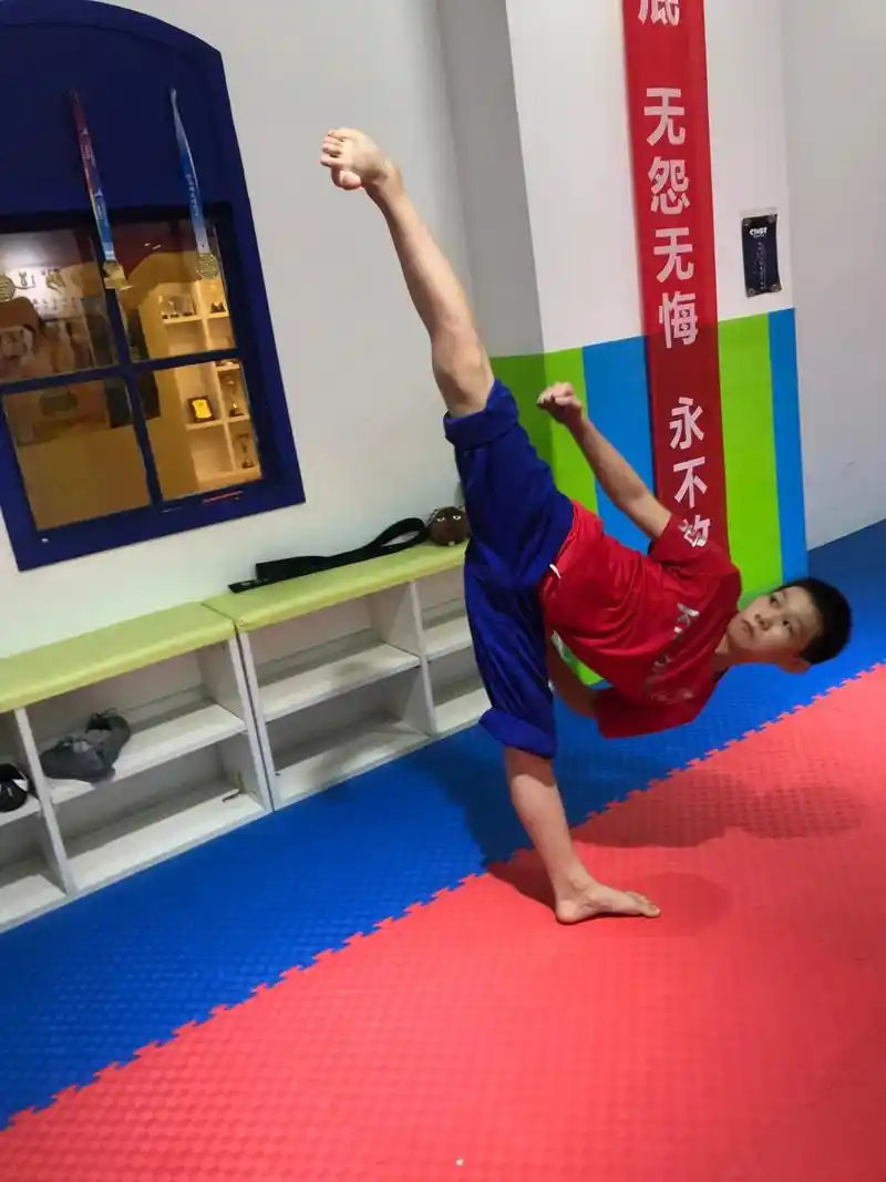 一字马 #基本功技术技巧 #踢腿 #跆拳道品势 #加油少年 - 抖音