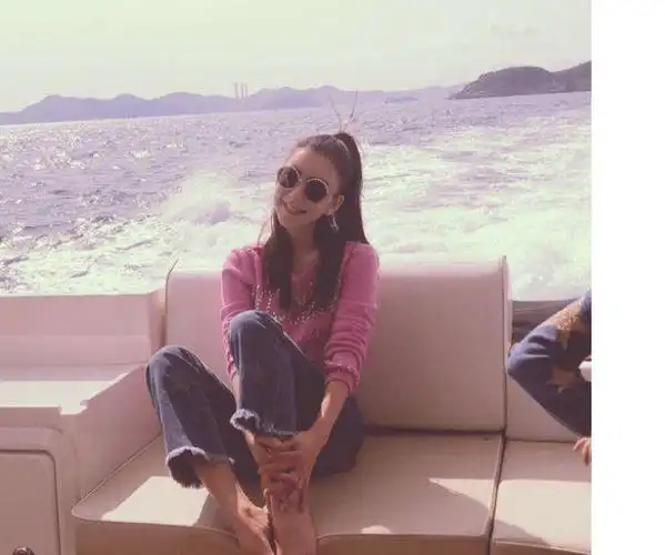 方媛太能抢镜了,穿荧光绿大衣去买菜,不引人注意都难_照片_郭富城