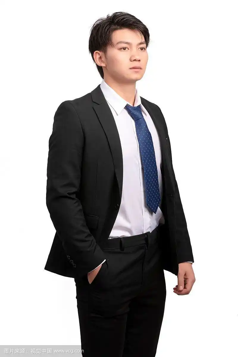 白色背景里身着正装的亚洲商务男士