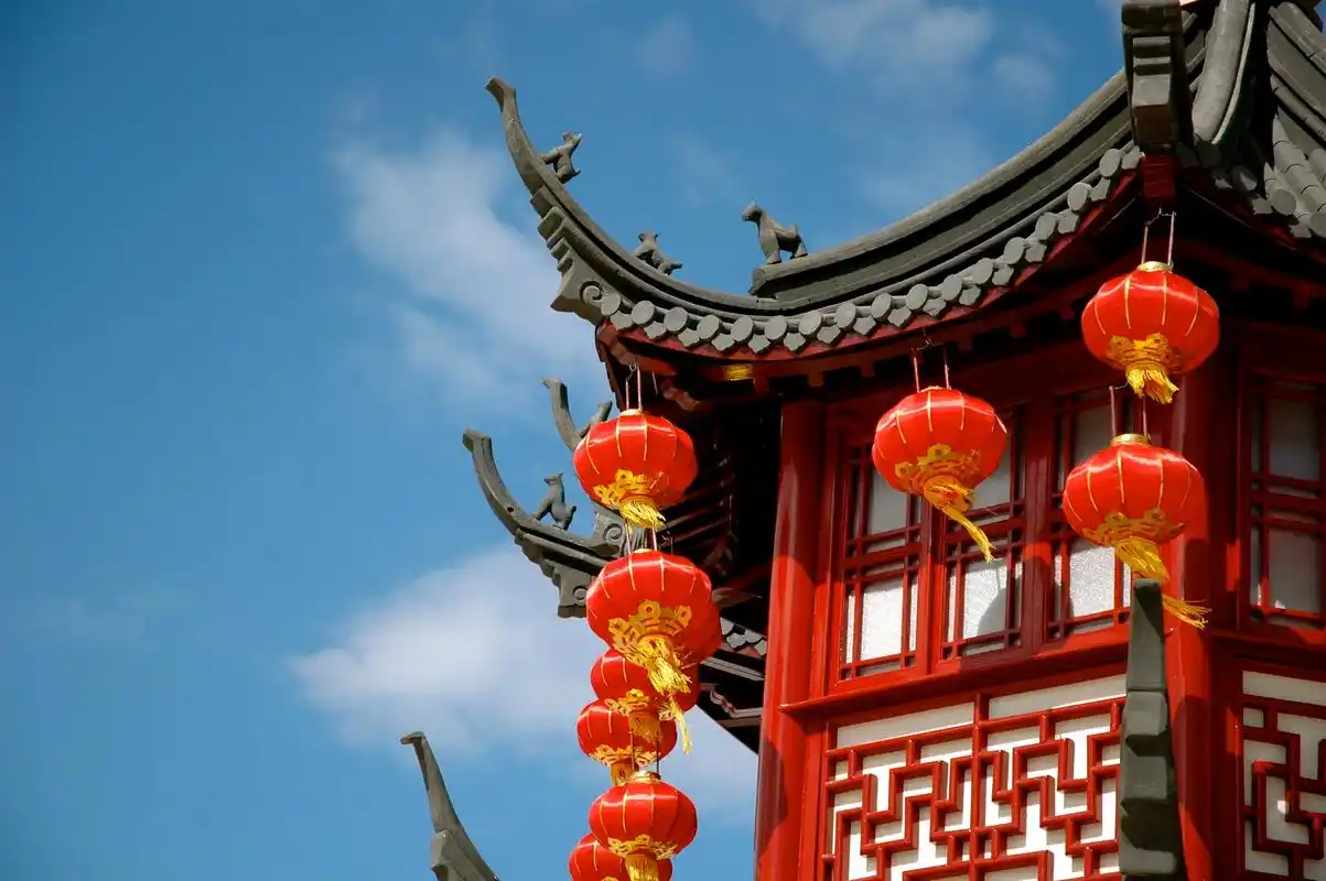 大红灯笼高高挂,春秋冬夏动人心.一盏盏红灯笼,如同点缀在夜空 - 抖音