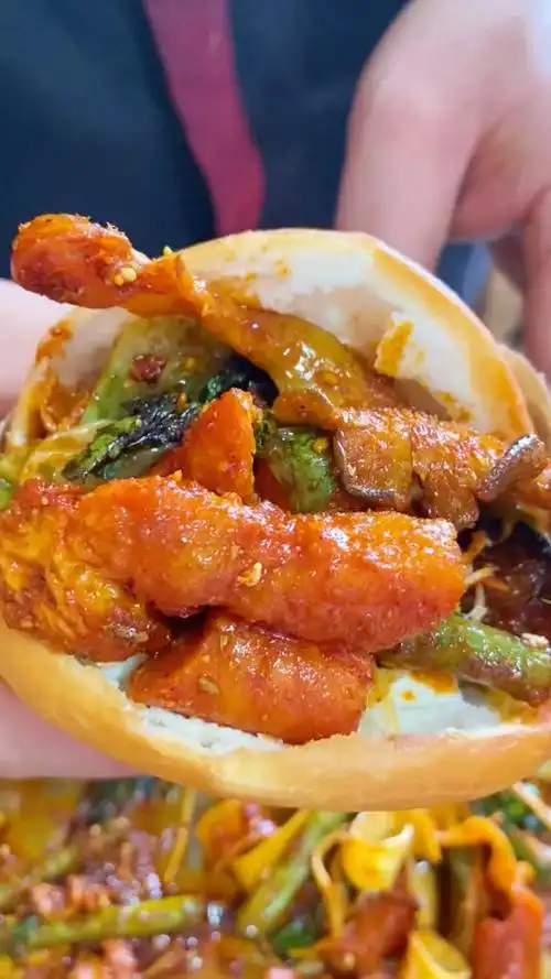 西安街头特色小吃油炸串串香夹馍比肉夹馍还火爆