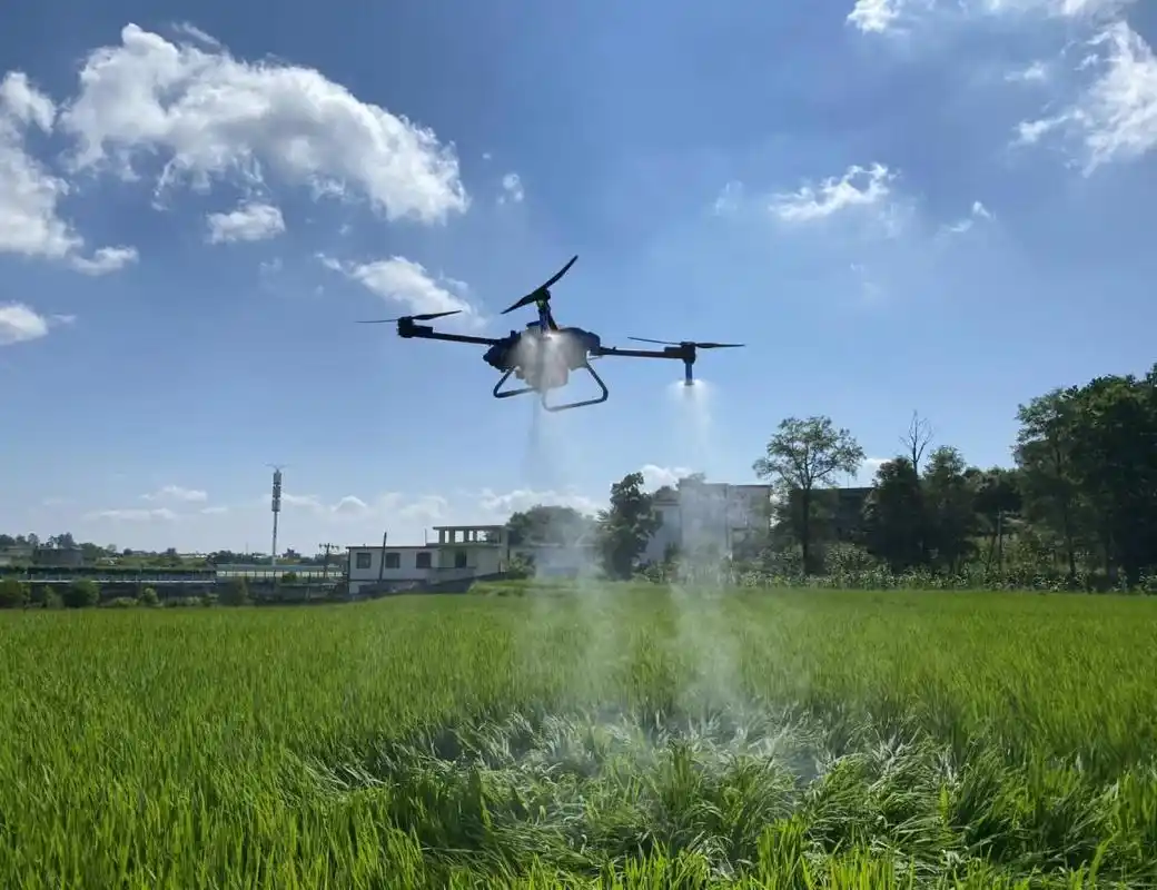 开阳县米坪乡伍寨村开展植保无人机农药喷洒作业.