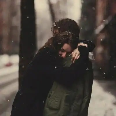 唯美雪中情侣头像高清牵手拥抱浪漫的雪中情侣头像图片