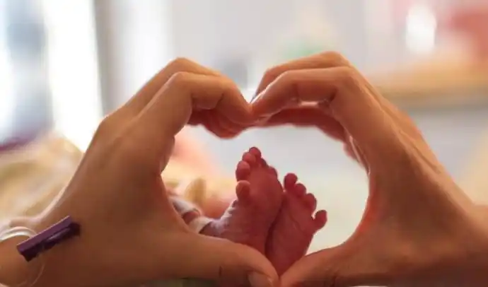 薛之谦晒一家三口照宣布孩子出生被diss了!如何正确晒新生儿?