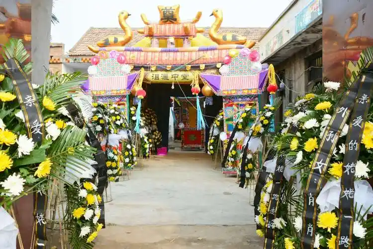 庭院深深,灵棚肃穆.