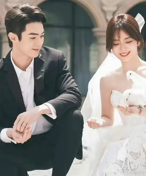 许凯和谭松韵拍的婚纱照超级美,美得让人以为是真的结婚照呢!