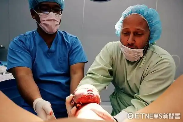 妇产科名医林思宏日前在脸书分享2张由产妇视角拍下老公在「摇滚区