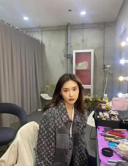 nba主播美娜美照身材婀娜多姿简直是喷火尤物不缺男朋友