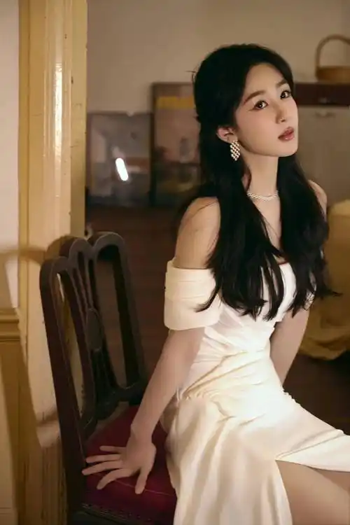 杨紫写真造型合集:温柔甜美,玲珑可爱