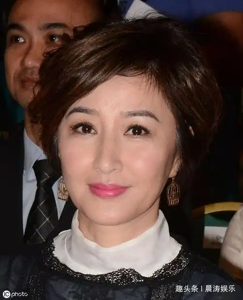 关咏荷曾是tvb一姐事业巅峰息影嫁张家辉婚后被宠成公主