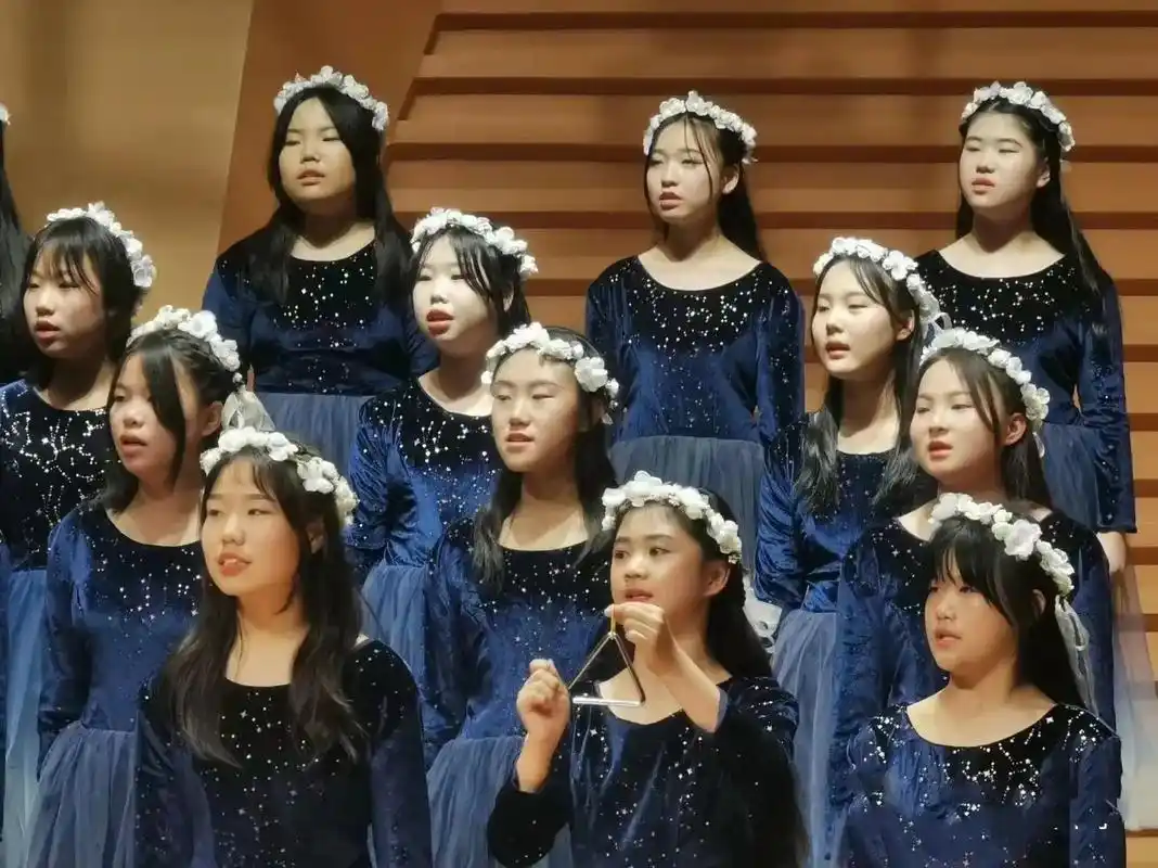 中小学生活出比赛星辰大海蓝色礼服渐变裙.#童声合唱 #合唱比 - 抖音