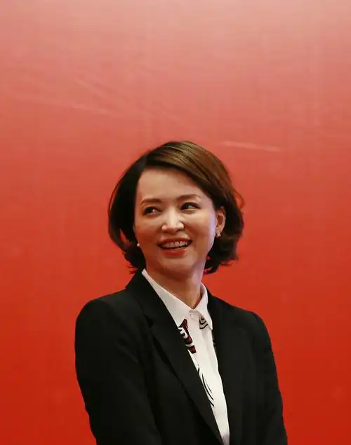 发福的董卿现身北大 微笑露小肉脸似活泼少女