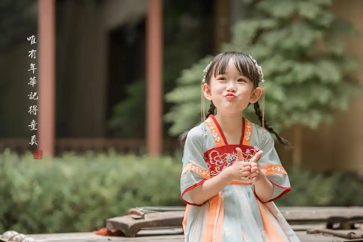 同城热点 #亲子摄影 #同城古风儿童照 待春满花开,拍一组 - 抖音